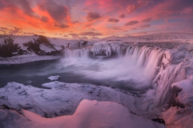 Der Wasserfall Godafoss ist im Winter zu Eis erstarrt.